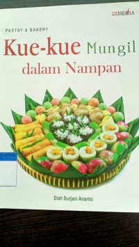 Kue-kue mungil dalam nampan